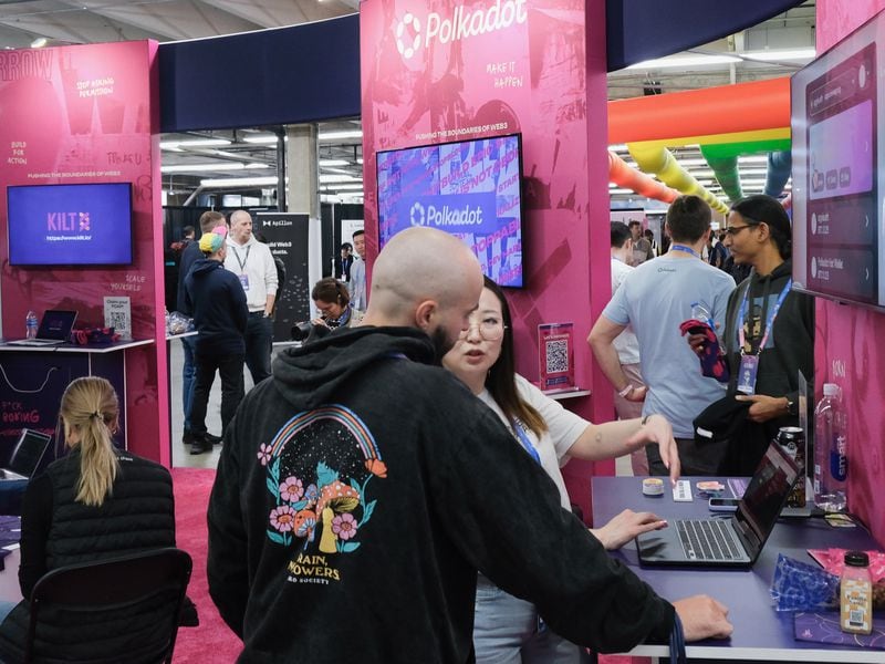 Bitcoiners, Solana Acolytes Crash Ethereum Conference in Denver – for a Reason