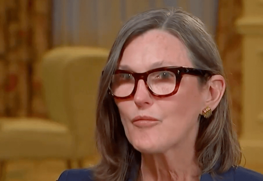 比特幣跟著美股上下,方舟 Cathie Wood:大家忽略貨幣貶值問題,比特幣是安全港