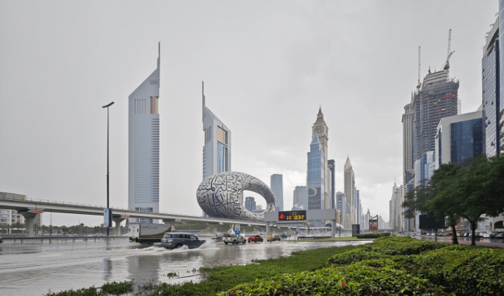 雨彈狂炸雙北，杜拜一天降下兩年雨量，極端氣候將造成 25 兆美元損失