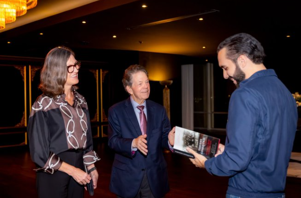 ​方舟Cathie Wood造訪薩爾瓦多，與總統Nayib Bukele大談比特幣和AI發展