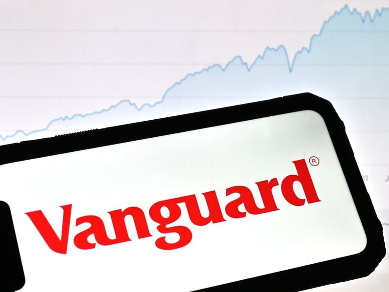 Vanguard, a company known for being openly opposed to cryptocurrencies, appoints a former BlackRock executive known for supporting Bitcoin as CEO.