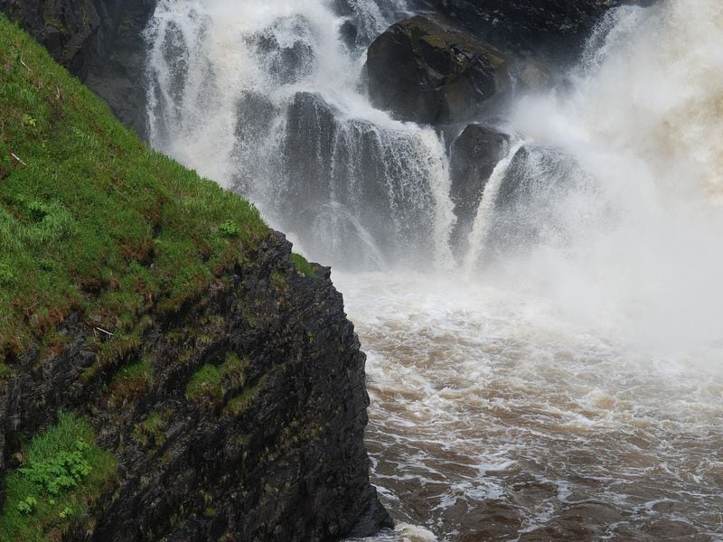 Whale Alert: $1M BTC Trade Bets on Volatility Expansion Outside $53K-$87K Range