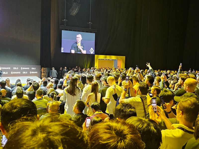 Freed From Prison, Binance Founder CZ Gets Ovation in Dubai and Talks New Educational Venture