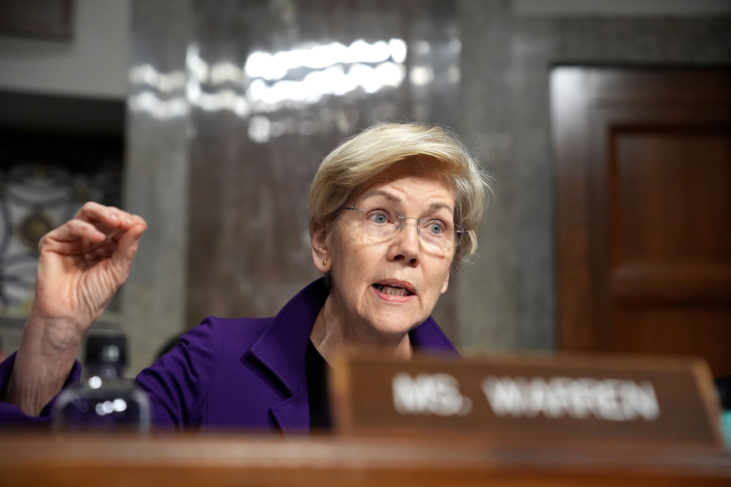 Crypto Critic Elizabeth Warren Probes Trump’s Meme Coin Venture