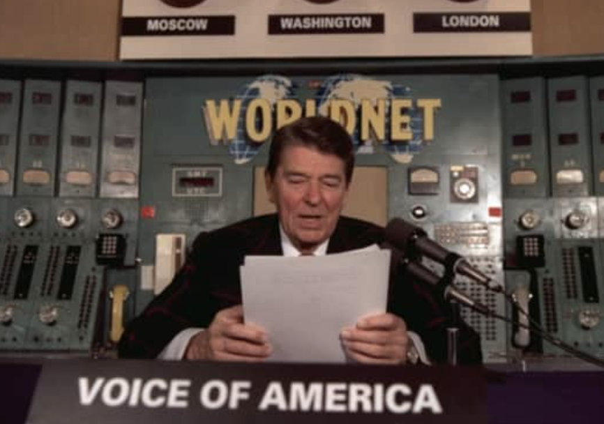 ​川普簽令削減美國之音預算 1300 人休假，噤聲「反川普媒體」遭批評