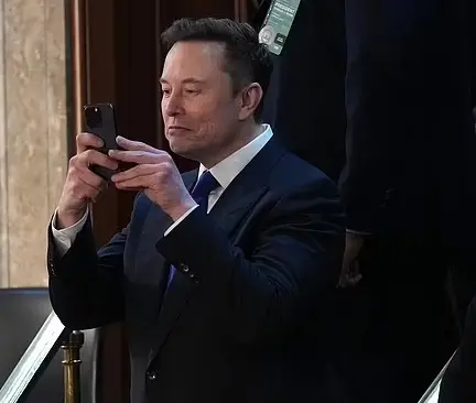 马斯克罕见穿西装亮相国会，未料因使用手机而被警告