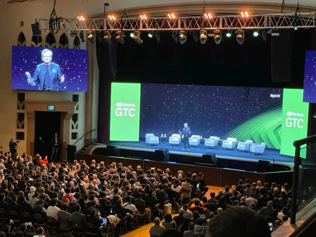 从算力竞赛到算法革新：DeepSeek 引领的 AI 新范式