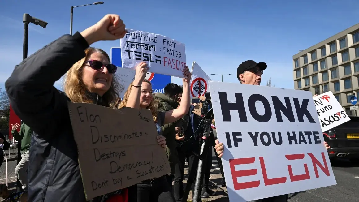 美媒：周六美国共爆发约 200 起“反马斯克”抗议活动