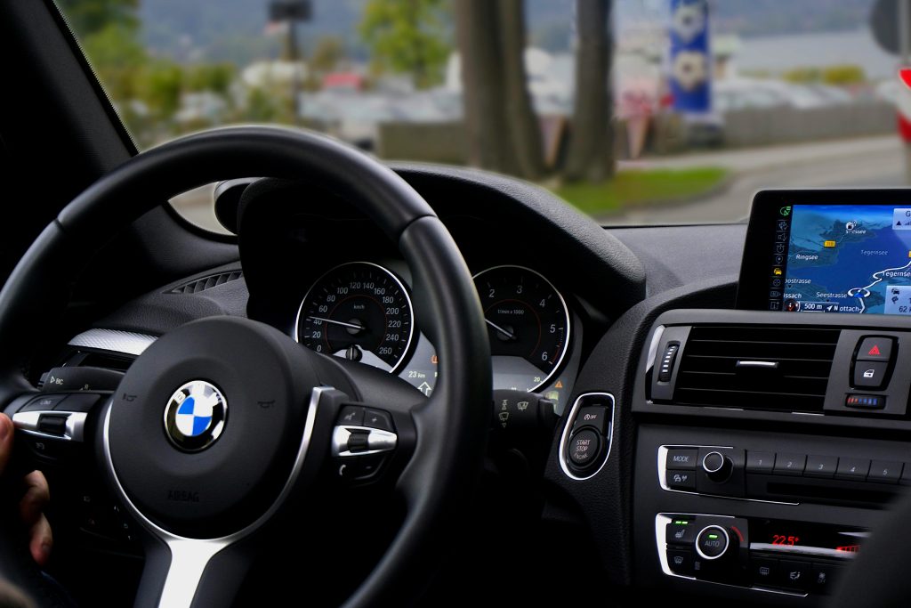 ​BMW 去年淨利暴跌三分之一 至 76.8 億歐元，憂今年被美中歐三方關稅制裁夾殺