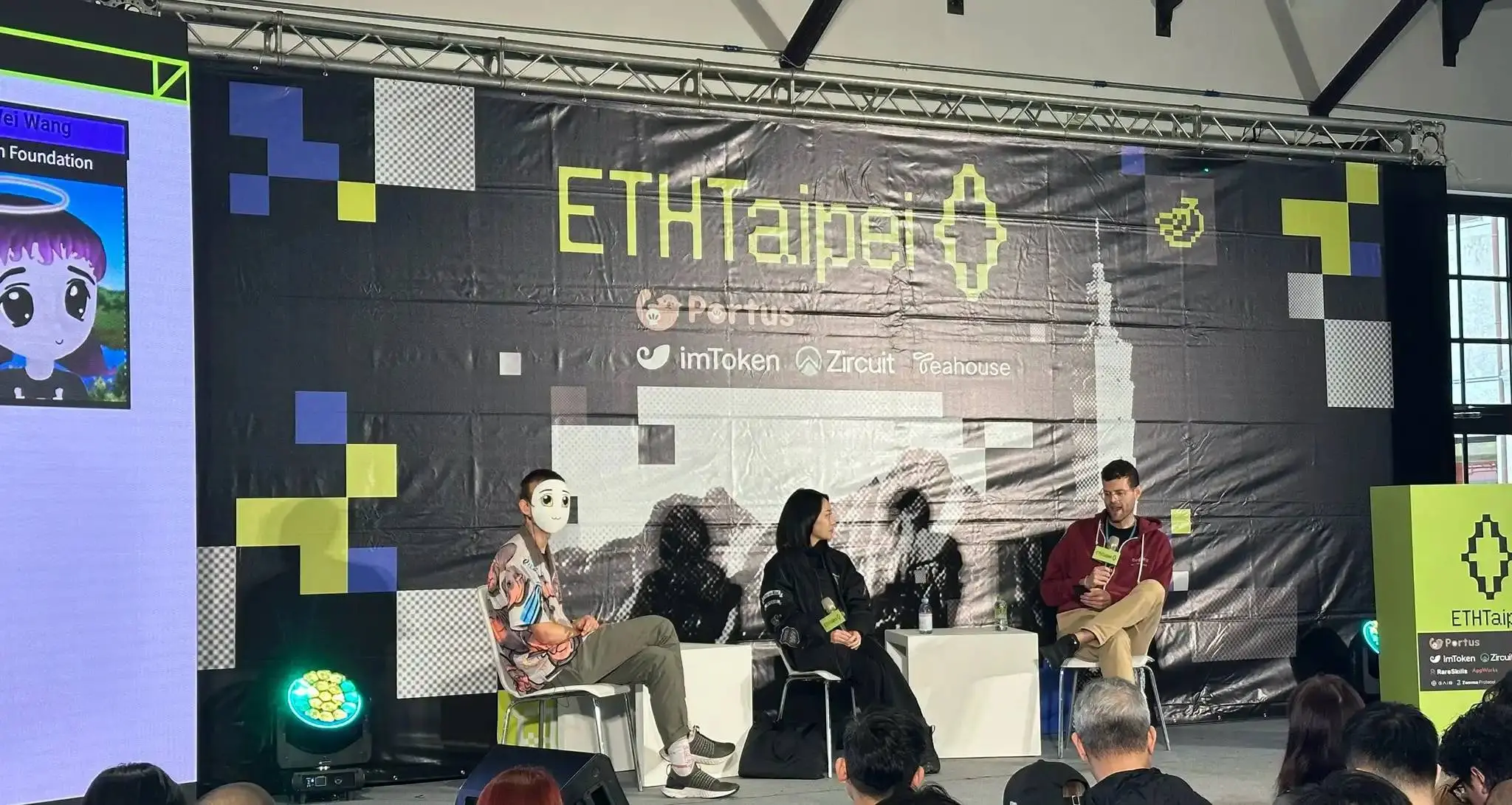 Vitalik 头戴“Milady”NFT 风格面具出席 ETHTaipei 活动