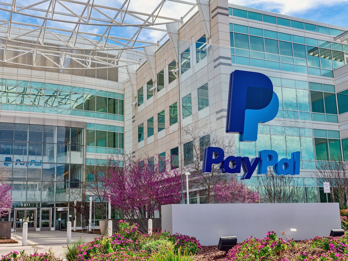 Coinbase Introduces Free Conversion for PayPal’s PYUSD as Stablecoin Competition Intensifies