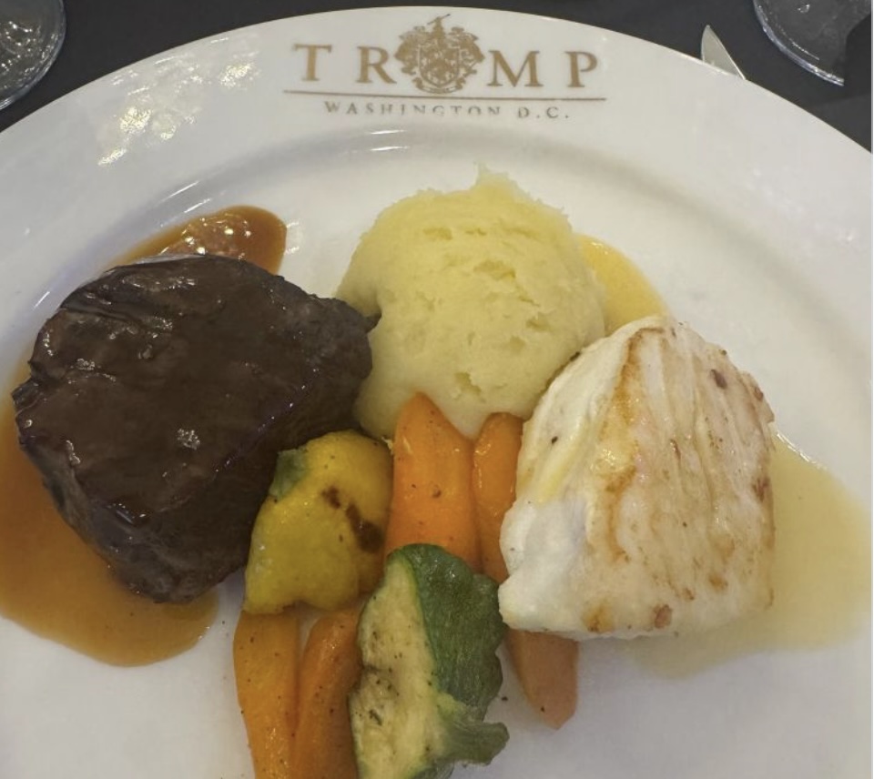 ​川普迷因幣 VIP 晚宴牛排照曝光， TikTok 網紅嫌餐色太過樸實無華、餓肚子離開