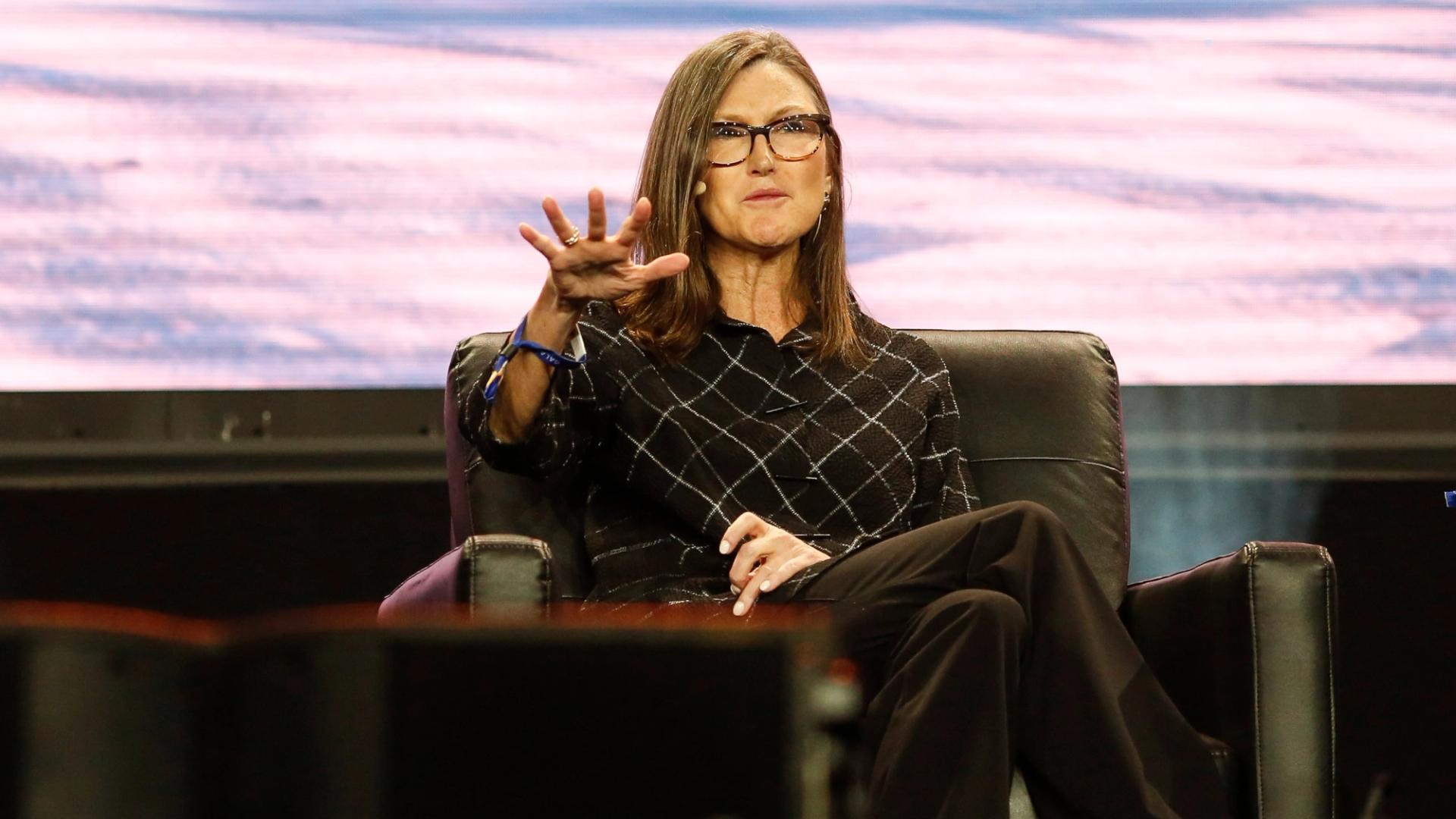 ARK Invest Sells $8.64M Coinbase Stake After Crypto Exchange’s Shares Rally to Record