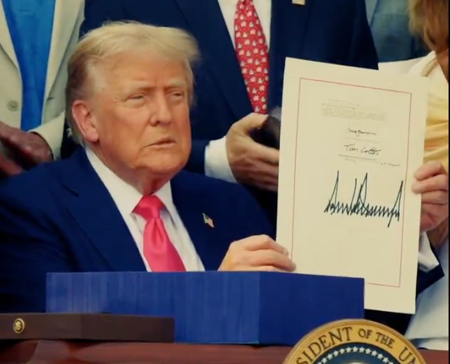 川普簽下《大而美》！馬斯克砲轟川普預算案：稱其為「債務奴役法案」 