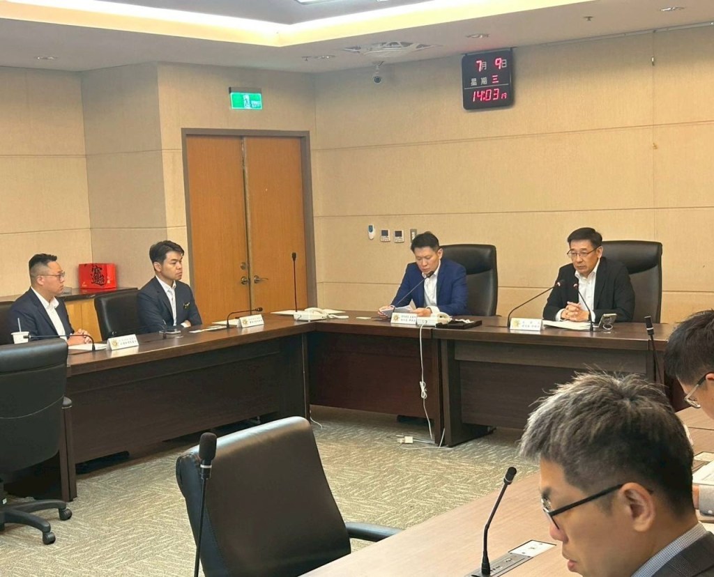 幣安執行長會晤臺灣刑警局 獲贈紀念徽以感謝其在犯罪防治上之協作