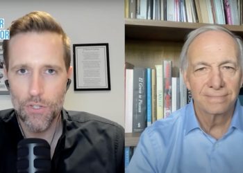 當經濟風險升溫時，橋水基金創辦人  Dalio 建議將 15 % 資產配置於黃金或比特幣 