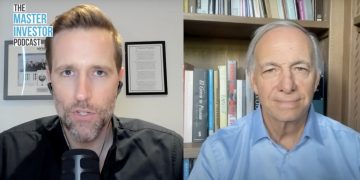 當經濟風險升溫時，橋水基金創辦人  Dalio 建議將 15 % 資產配置於黃金或比特幣 