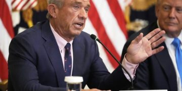 美國取消 mRNA 新冠疫苗資助,傳染病學家憂心新冠再度爆發時來不及生產