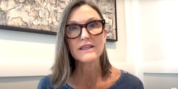 木頭姐 Cathie Wood 旗下 ETF AUM六天暴漲暴跌 57 億美元!或為 Bullish IPO 套利交易