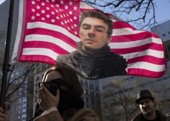 廉價衣著電商網站 Shein 奇招？暗殺聯合健保執行長嫌犯 Luigi Mangione 竟成時尚男模！ 