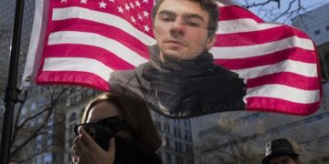 廉價衣著電商網站 Shein 奇招?暗殺聯合健保執行長嫌犯 Luigi Mangione 竟成時尚男模!