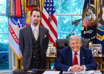 美財長 Bessent：Fed 數據嚴重失真，鮑威爾快加大降息 