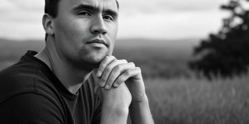 Charlie Kirk 是誰？震驚全美的槍殺案為何使川普宣布全國降半旗？ 