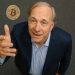 Ray Dalio 警告：美國債務危機動搖美元地位，比特幣已成避險替代品 