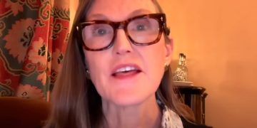 女股神伍德：美政府關門可能反而迎來新繁榮，甚至導致通膨下降 