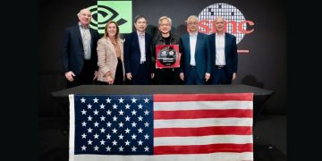 NVIDIA與台積電慶祝首款美國製造Blackwell晶圓誕生、推動AI新工業革命