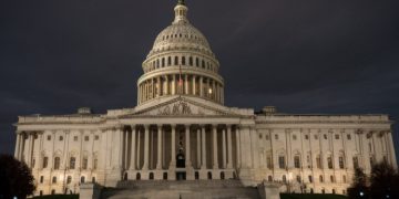 美國政府午夜起關門，比特幣持穩 114K 