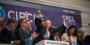 加密合规孤勇者：Circle CEO 如何破局 Tether 围剿与利率下滑的双重绞杀？