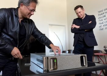 Joe Rogan 專訪黃仁勳:靠恐懼撐過 33 年,就是輝達真正的生存法則