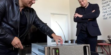 Joe Rogan 專訪黃仁勳：靠恐懼撐過 33 年，就是輝達真正的生存法則 