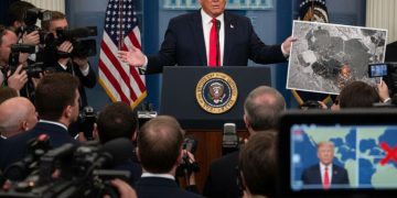 美軍加勒比海增兵 1.5 萬！川普首度承認對委內瑞拉採取軍事打擊 