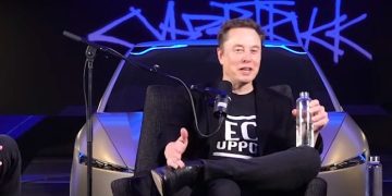 馬斯克預言未來 7 年將迎 AI「超音速海嘯」：白領工作一半將消失，中美競爭關鍵在算力與能源 