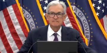 鮑爾：勞動市場初步穩定，聯準會維持 3.5 % 至 3.75 % 利率不變 