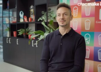 從華爾街出走轉賣珍奶成為大亨，他將台灣的「貢茶」推向全球 