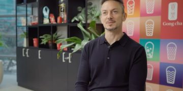 從華爾街出走轉賣珍奶成為大亨，他將台灣的「貢茶」推向全球 