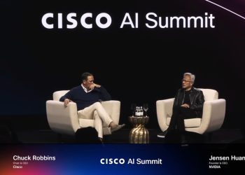 黃仁勳親回應 AI 基礎設施燒錢疑慮，輝達股價大漲近 8% 