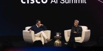 黃仁勳親回應 AI 基礎設施燒錢疑慮，輝達股價大漲近 8% 