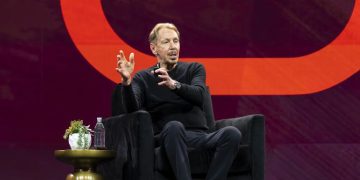 AI 泡沫誰先倒？甲骨文 (ORCL) CapEx 失控、美國系銀行傳停止放款 