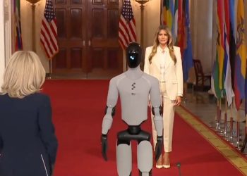 美國第一夫人攜 Figure 3 亮相白宮，AI 機器人將成未來全能教育者？ 