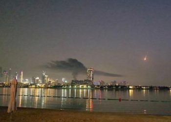 杜拜遭飛彈碎片擊中：CZ 現場報平安，全球加密重鎮首度受戰火波及 