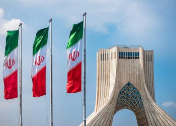 伊朗衝擊全球石油航道，美國派兩棲艦隊與海軍陸戰隊增援中東 