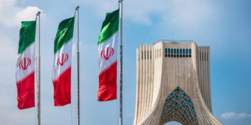 伊朗衝擊全球石油航道，美國派兩棲艦隊與海軍陸戰隊增援中東 