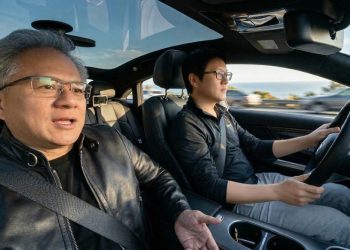 跟黃仁勳來趟舊金山公路之旅，實測賓士CLA搭載Alpamayo安全性 