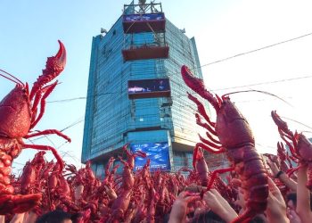 中國掀起「養龍蝦」熱潮，騰訊雲 OpenClaw 使用者突破 10 萬人 