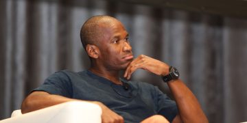 戰火帶動印鈔？Arthur Hayes：美伊衝突越久，比特幣上漲動能越強 