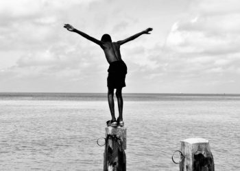 台股創高後急速下殺，蔡明翰：與費半乖離過高，盤整休息十分合理 